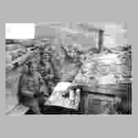 111-0632 Dr. Weller  im 1. Weltkrieg vor dem Unterstand.jpg